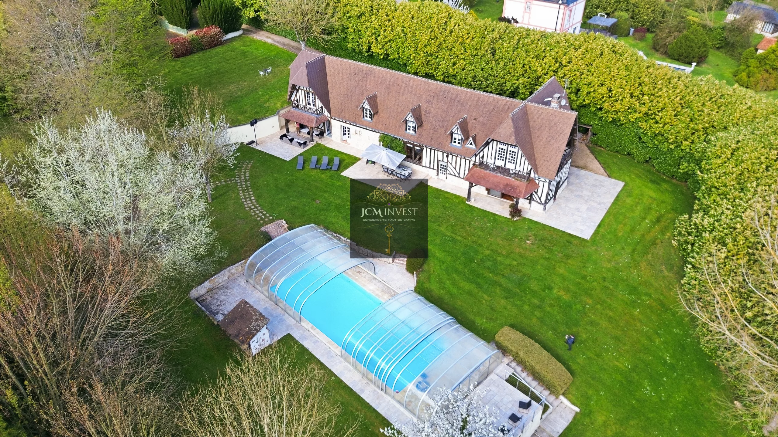 Vue aérienne de la villa à Englesqueville-en-Auge, ancien pressoir du XVIIe siècle