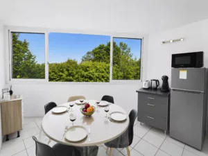 Coin repas lumineux avec table dressée à Merville-Franceville-Plage