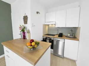 Cuisine équipée avec îlot à Merville-Franceville-Plage